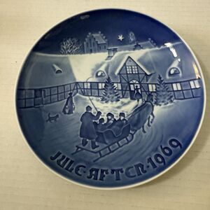 1969 Bing & Grondahl Annual Christmas Plate Arrival of Christmas Guests